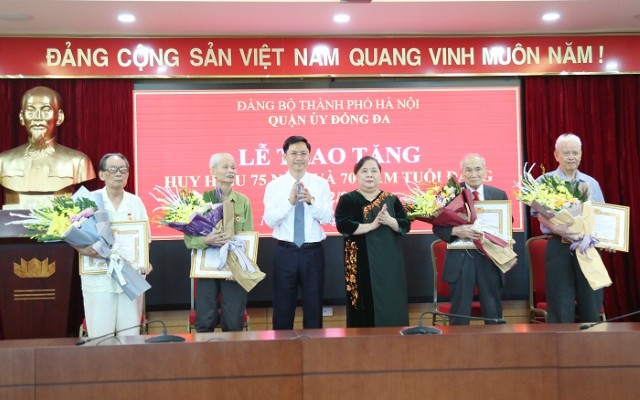 Phó Bí thư Thành ủy, Chủ tịch HĐND TP Nguyễn Thị Bích Ngọc trao Huy hiệu Đảng tại quận Đống Đa